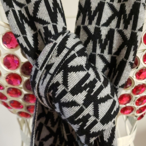 Michael Kors scarf - Picture 3 of 4